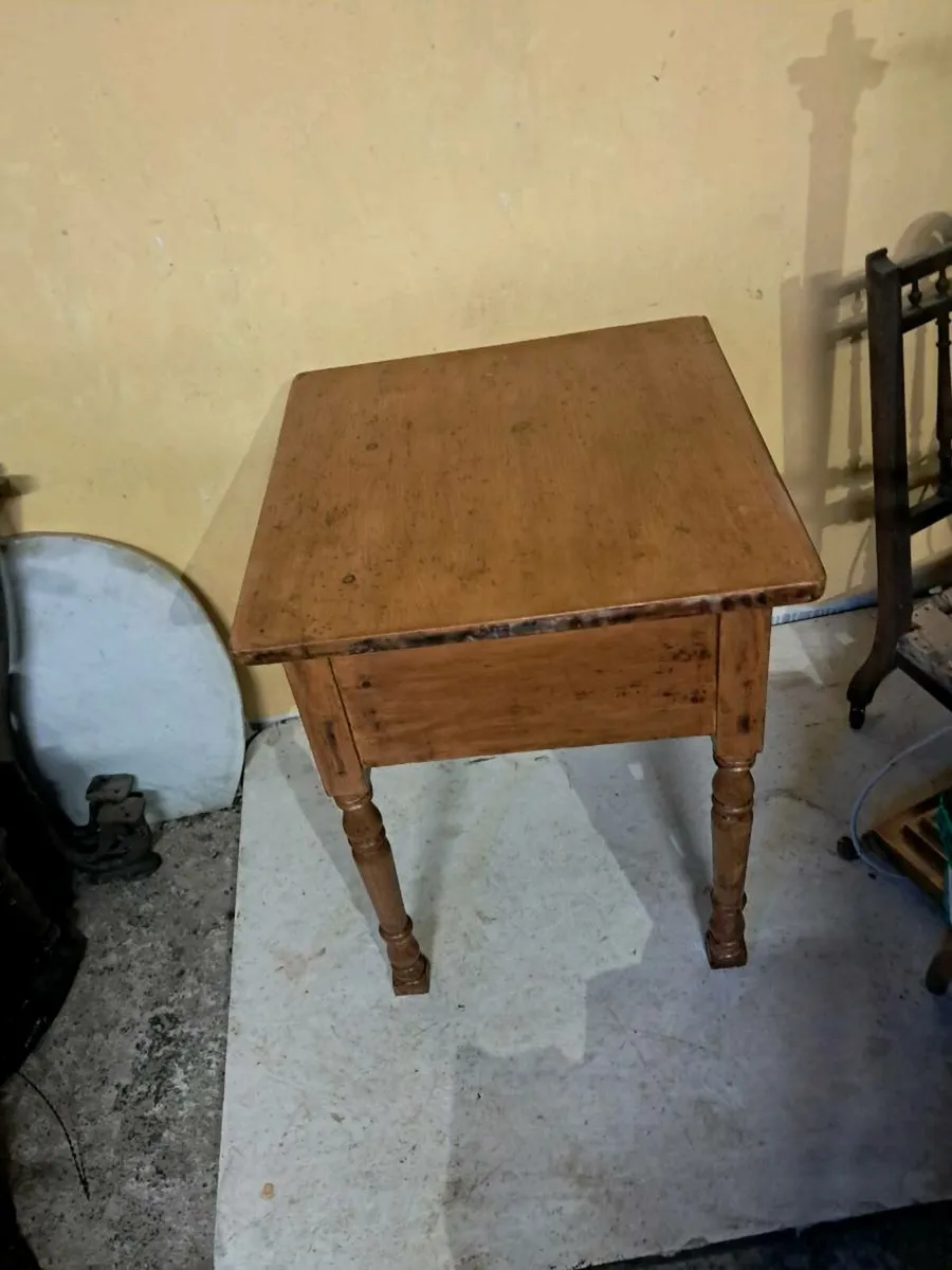 Refurbished pine table - Image 3