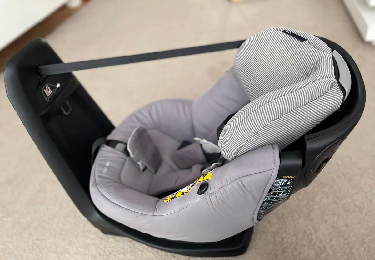 Maxi cosi axissfix plus swivel car seat - Image 3