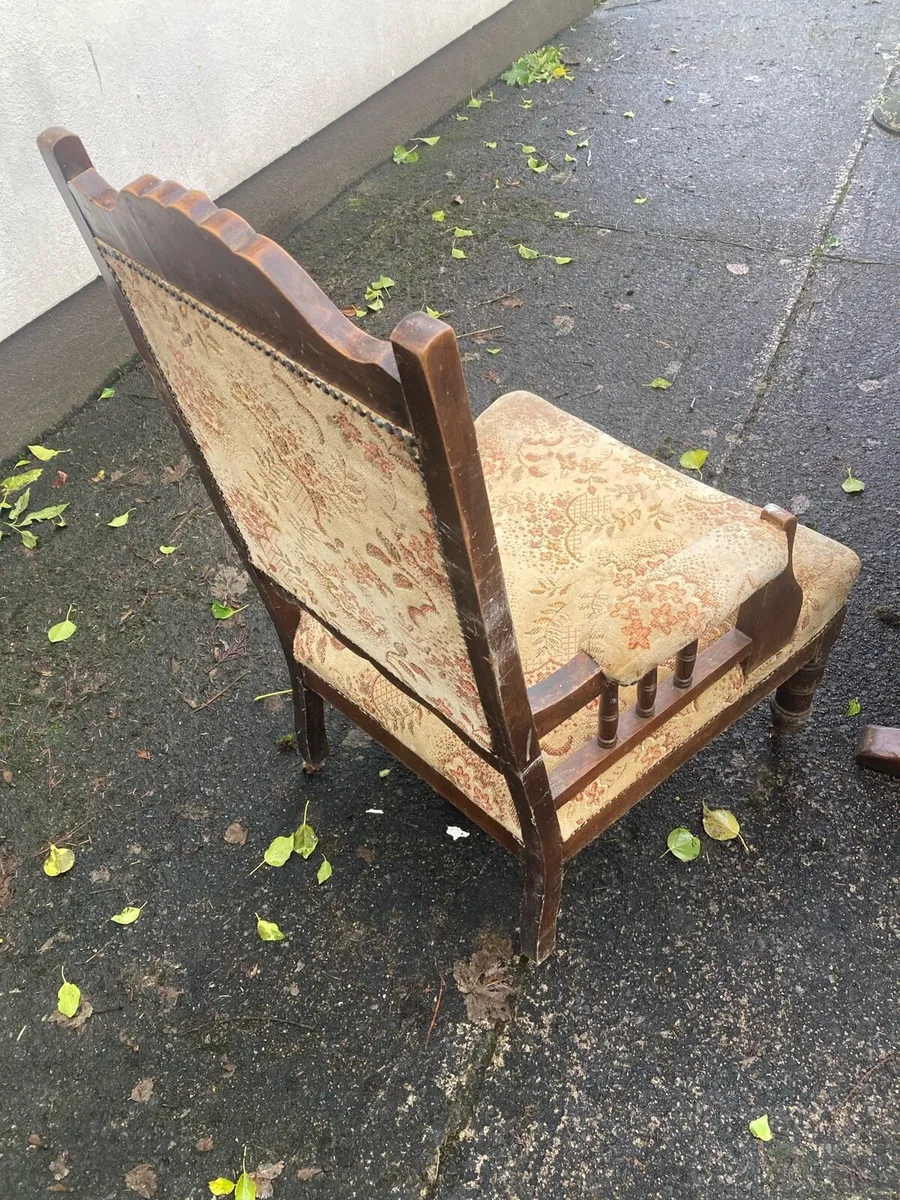 Table and chair - Image 2