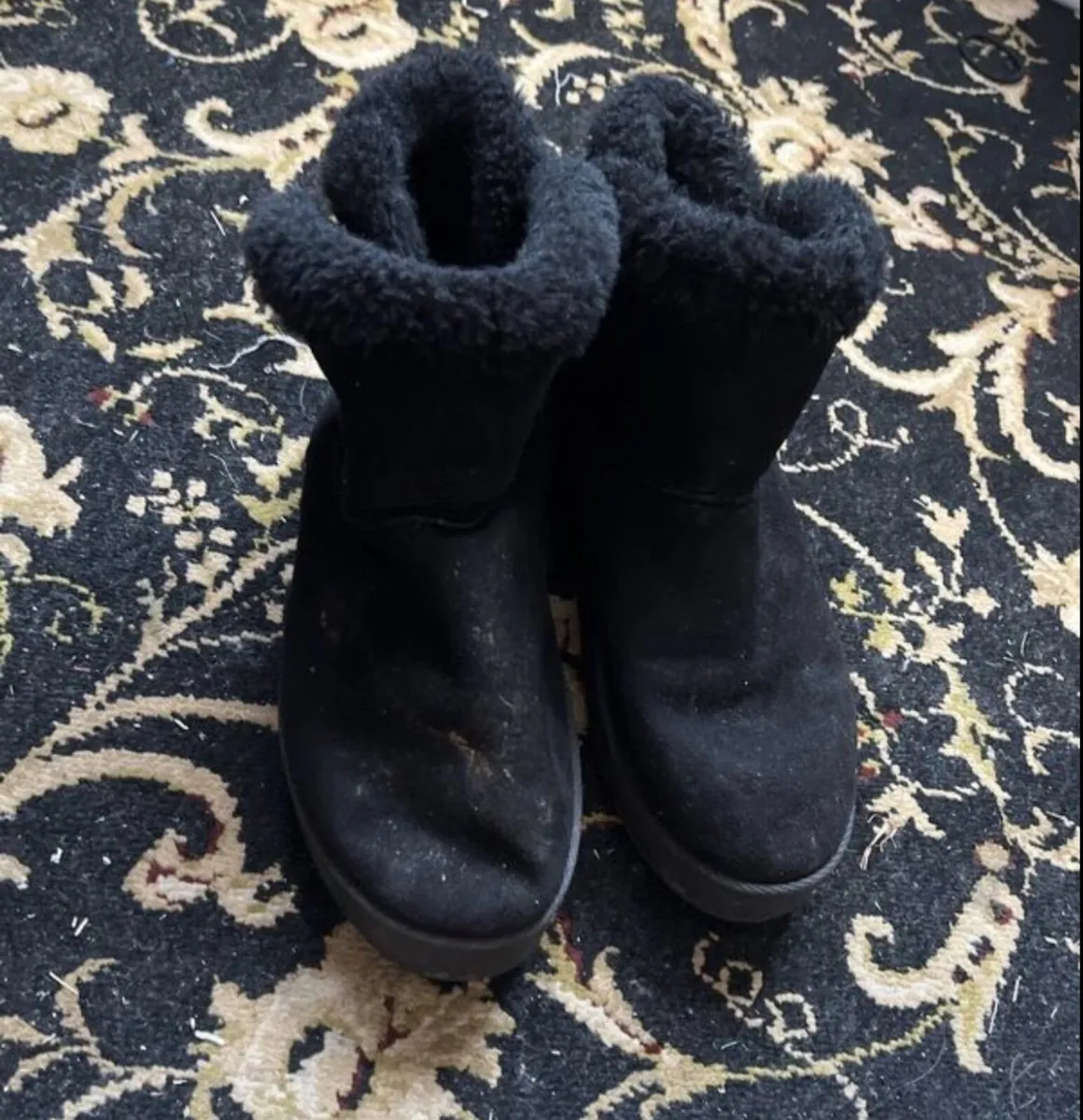 Girls Ugg boots black - Image 1