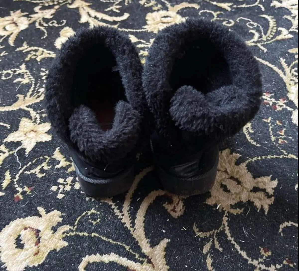 Girls Ugg boots black - Image 2