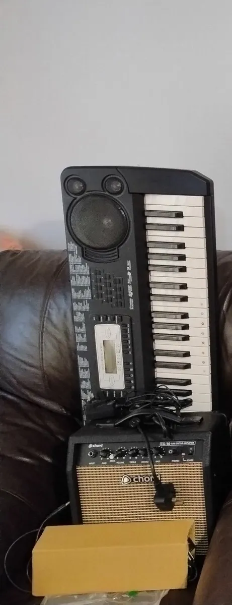 Electric guitar, amp and Keyboard - Image 4