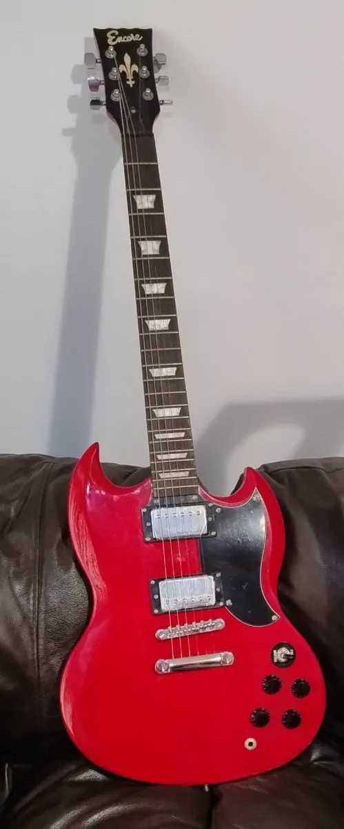 Electric guitar, amp and Keyboard - Image 3