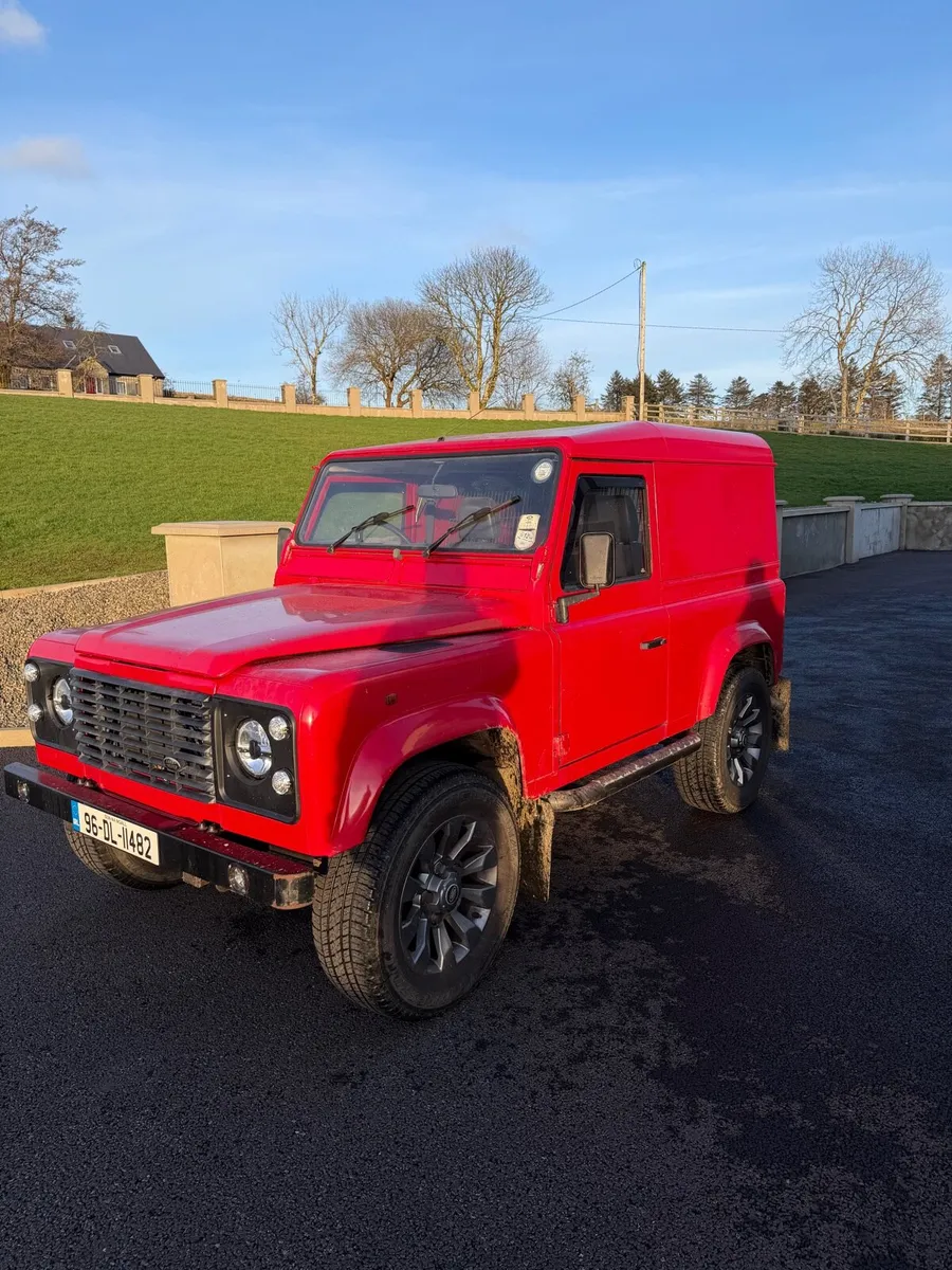 Land Rover Defender - Image 2
