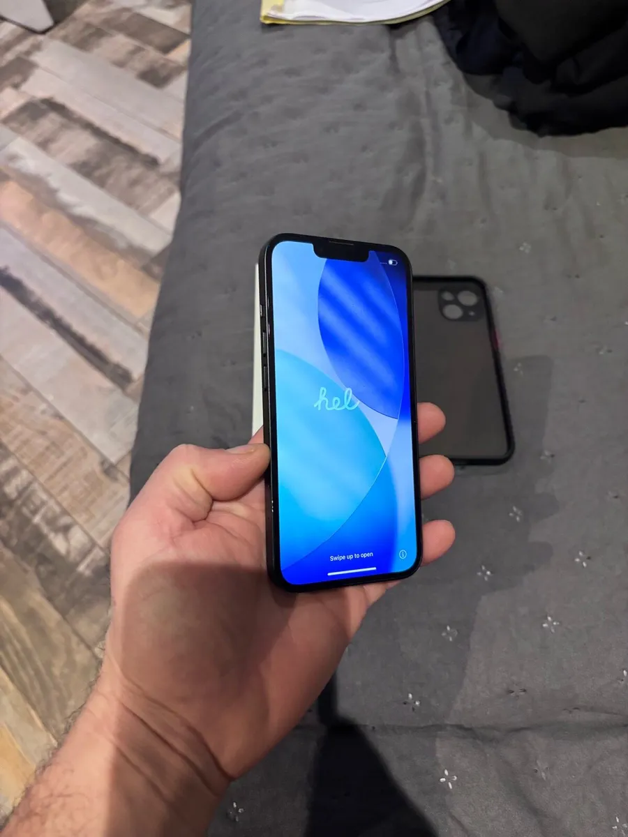 iPhone 13 - Image 4