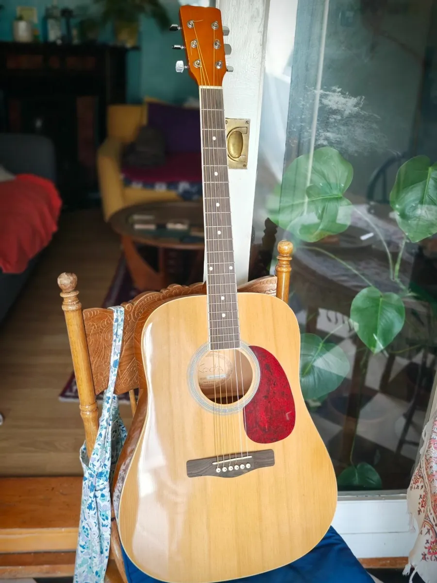 Acoustic guitar - Image 1