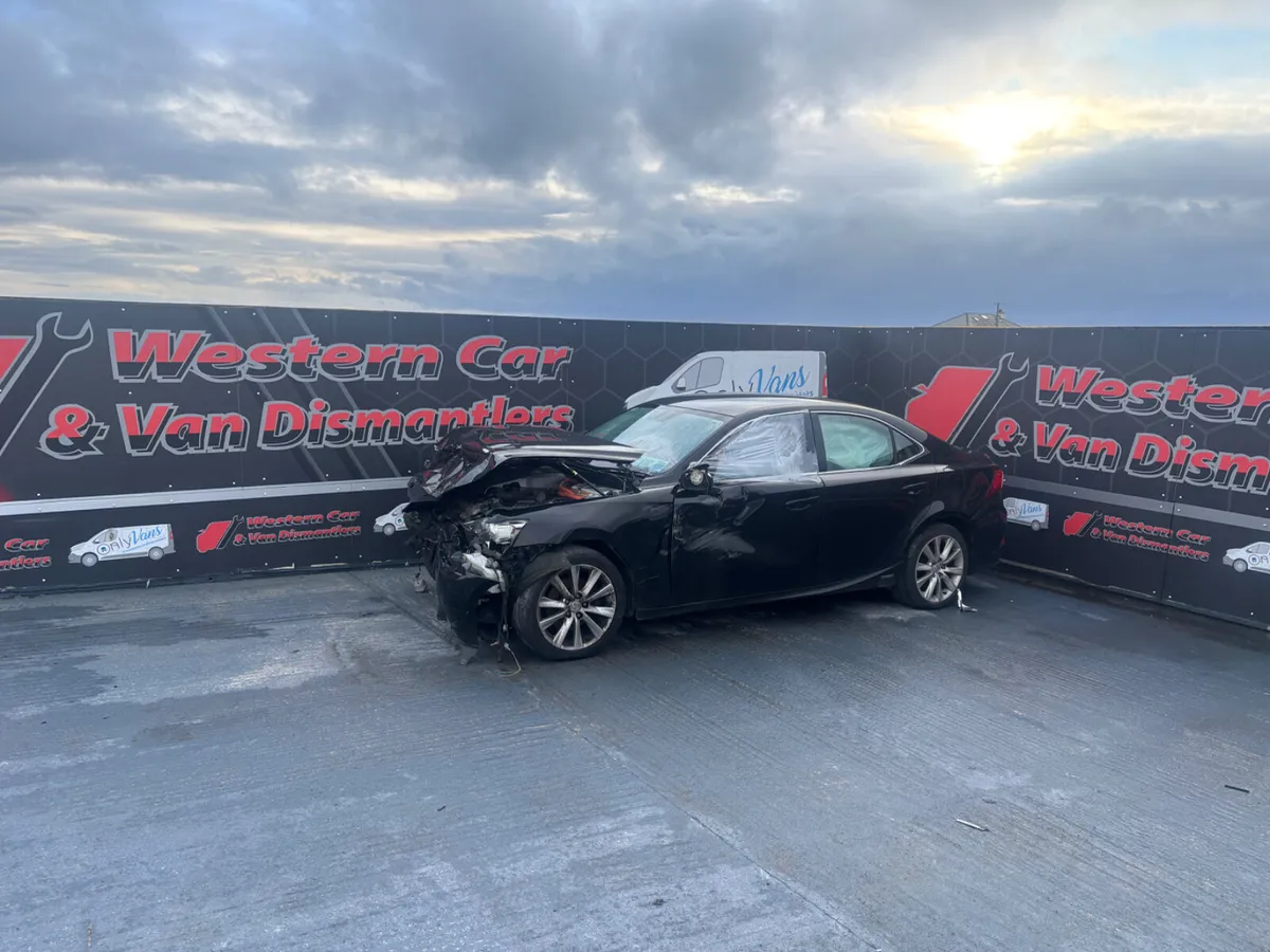 2015 Lexus is300h for dismantling