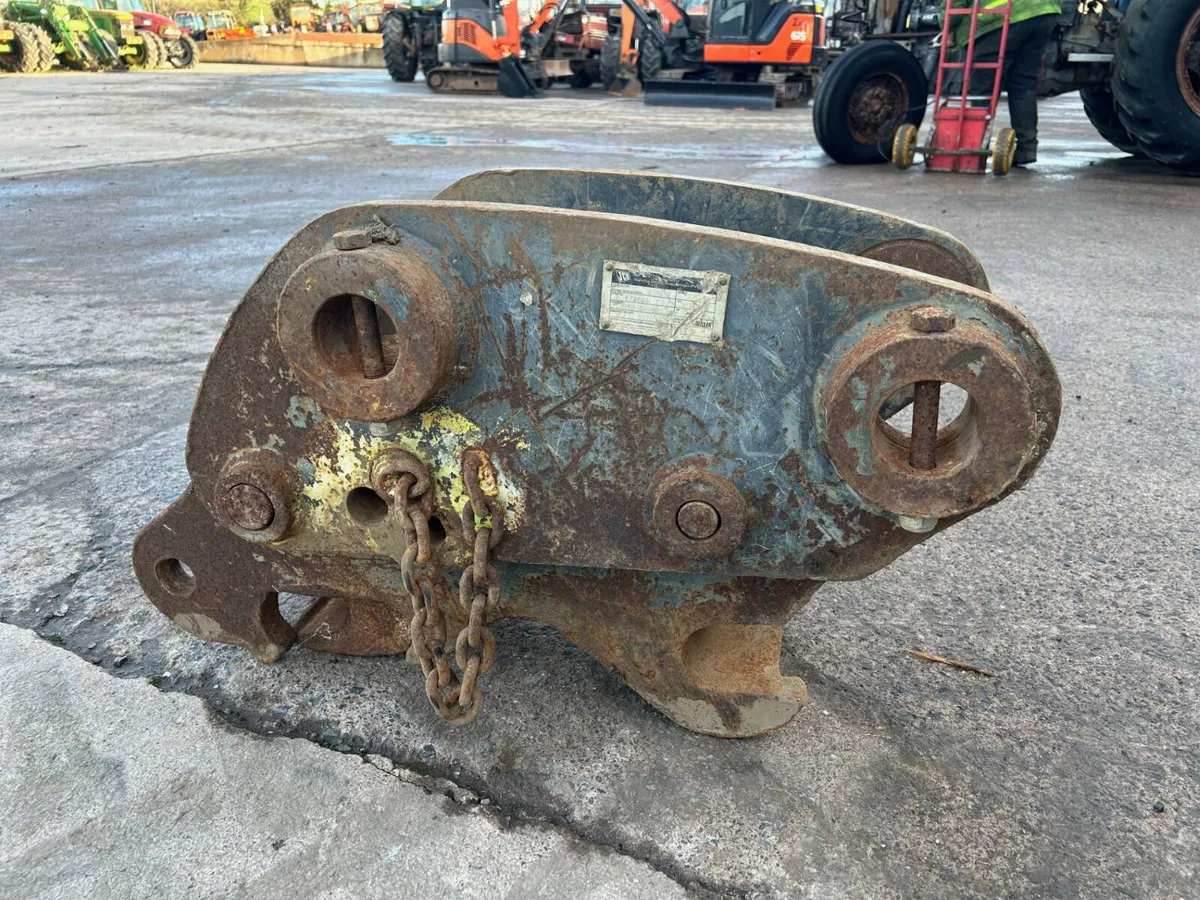 JCB  ((65mm)) Quick Hitch - Image 1