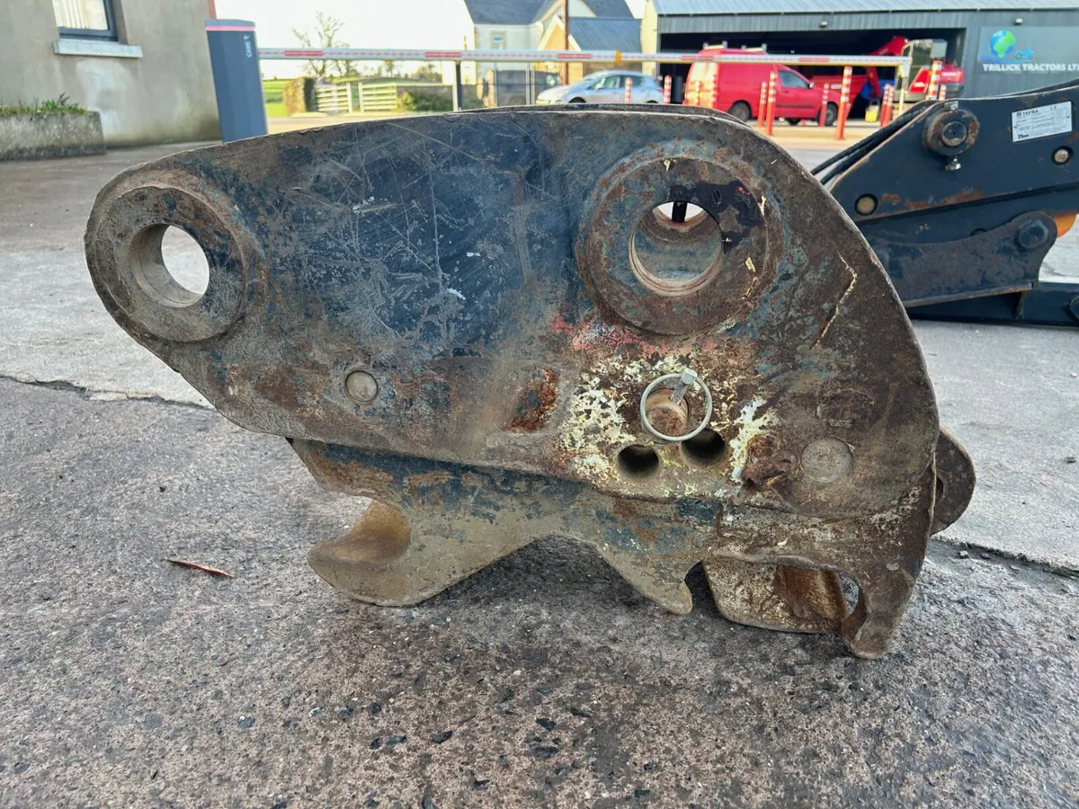 JCB  ((65mm)) Quick Hitch - Image 4