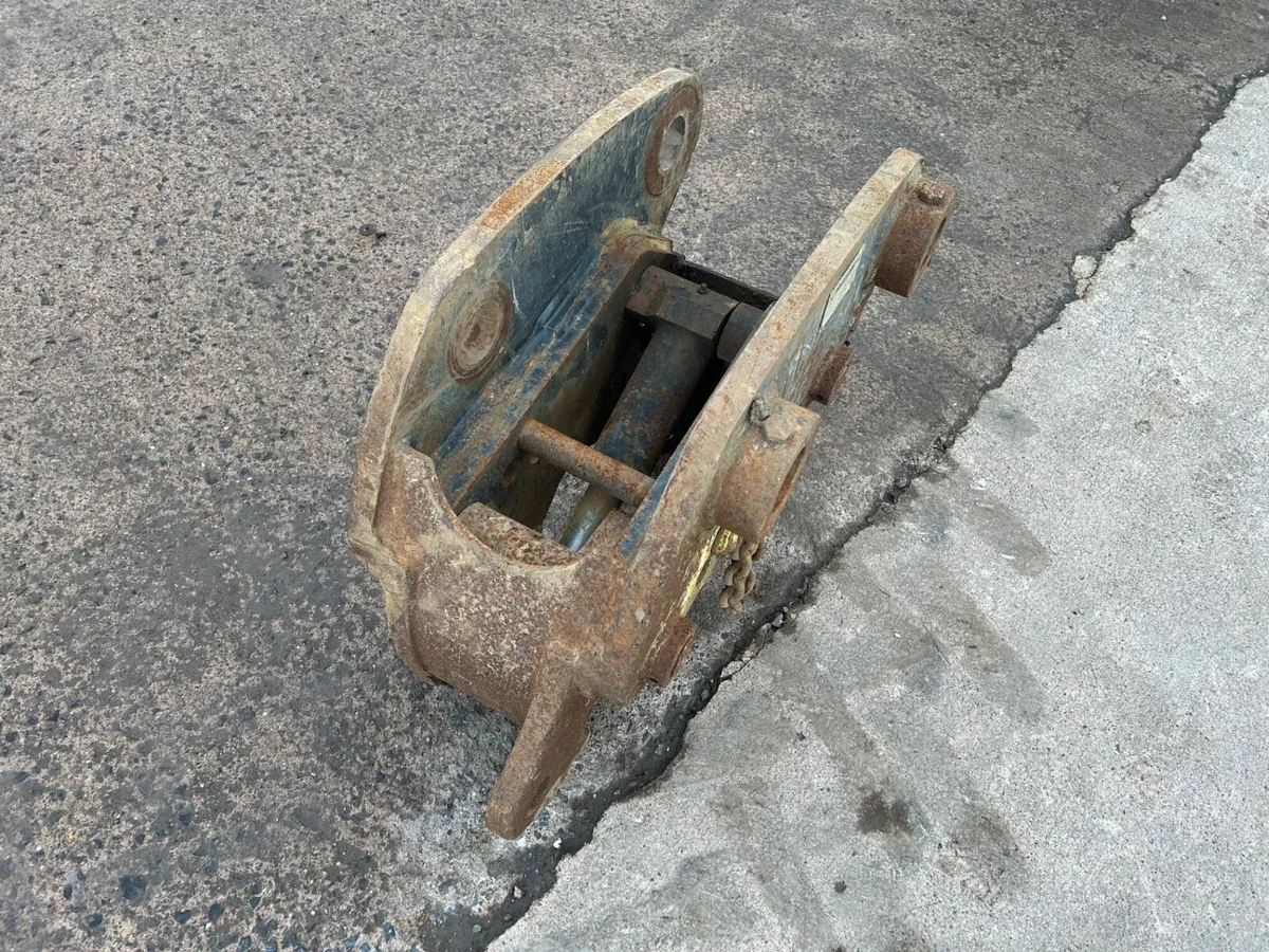 JCB  ((65mm)) Quick Hitch - Image 2