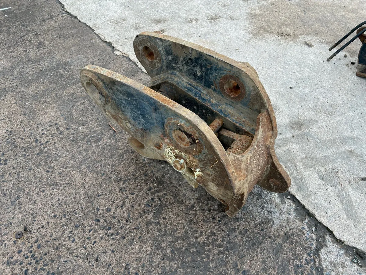 JCB  ((65mm)) Quick Hitch - Image 3