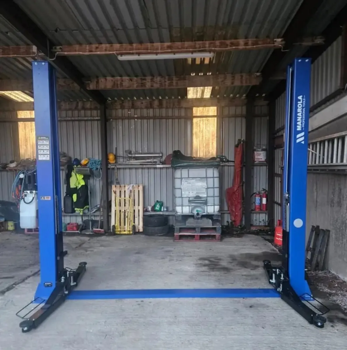 BRAND NEW 4 TON 2 POST CAR LIFTS - Image 4