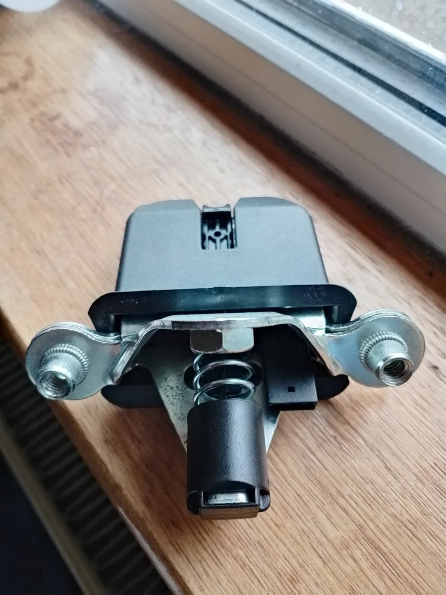 Skoda Octavia 1.6D 2011 - Top Boot Lock (New) - Image 1