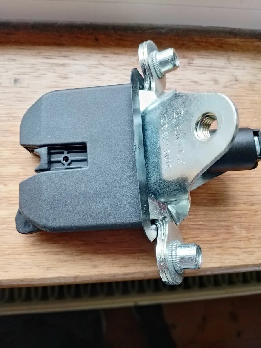 Skoda Octavia 1.6D 2011 - Top Boot Lock (New) - Image 3