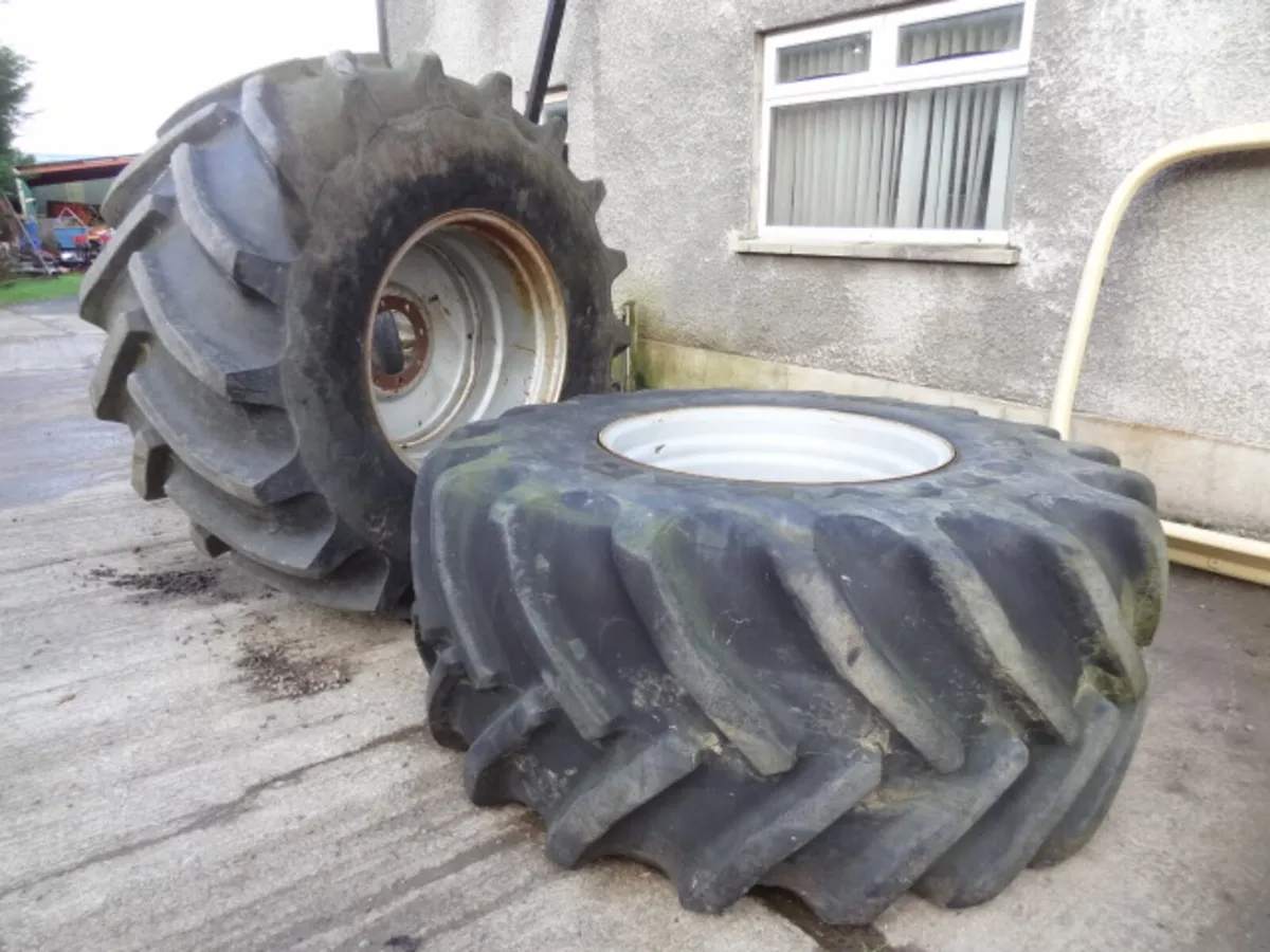 Pair Goodyear 800/65R32 8 Stud Wheels - Image 4