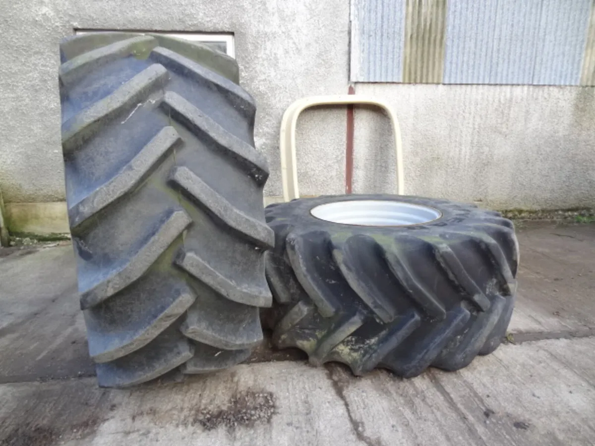 Pair Goodyear 800/65R32 8 Stud Wheels - Image 3