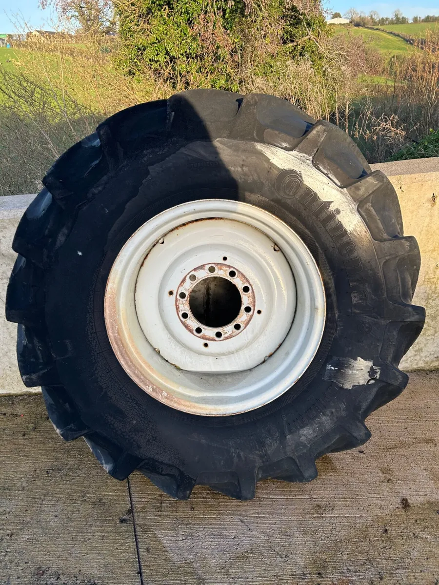 1x 10 Stud Rim 500/70R24 Tyre - Image 1