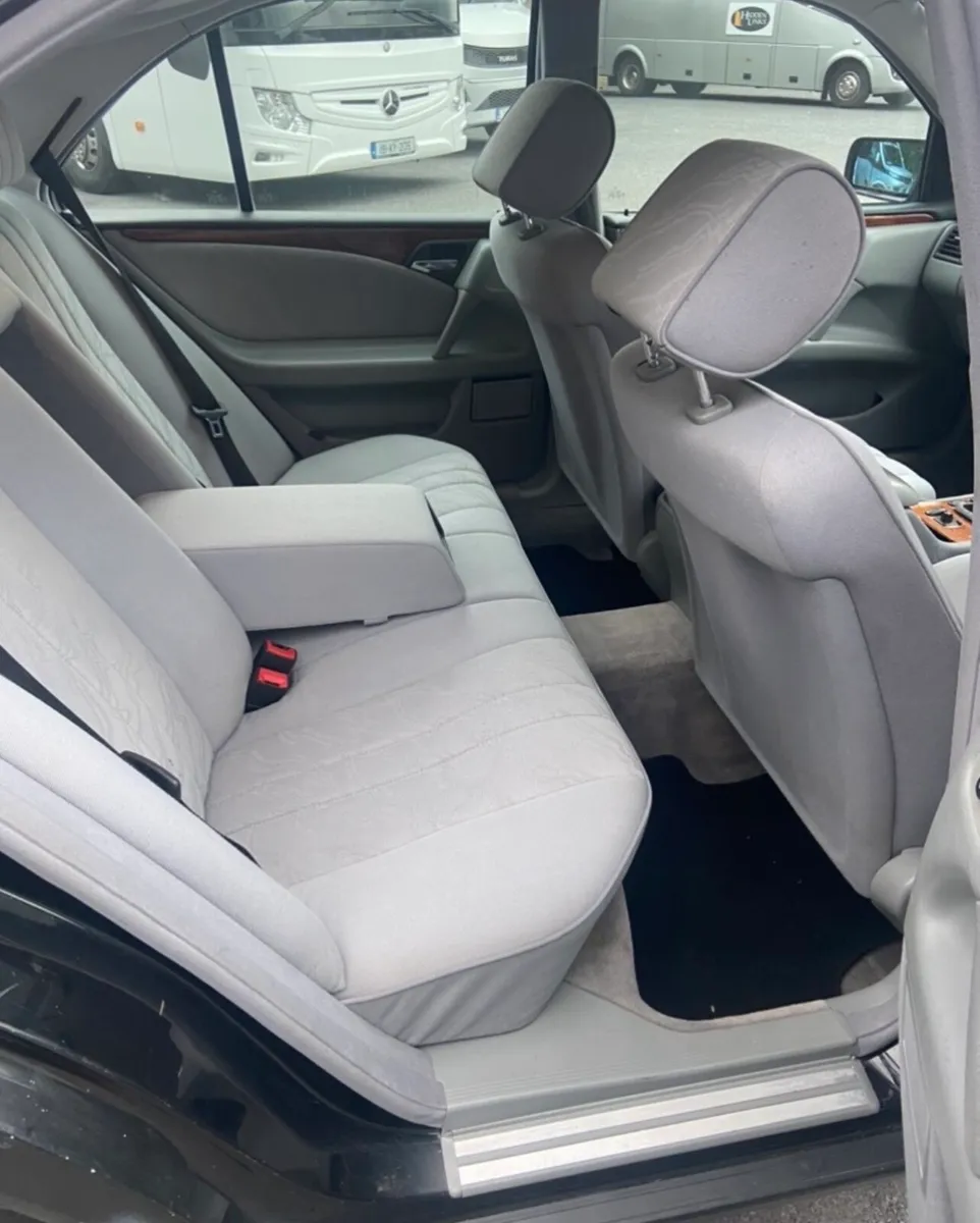 Mercedes E200 - Image 4