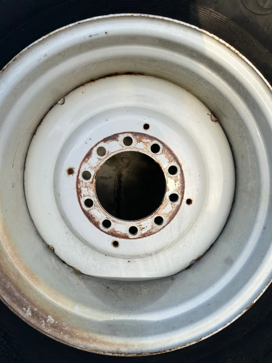 1x 10 Stud Rim 500/70R24 Tyre - Image 3