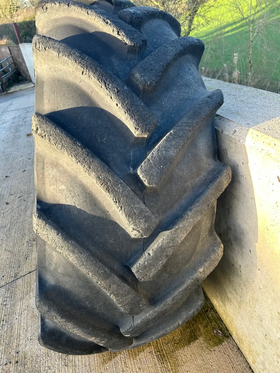 1x 10 Stud Rim 500/70R24 Tyre - Image 2