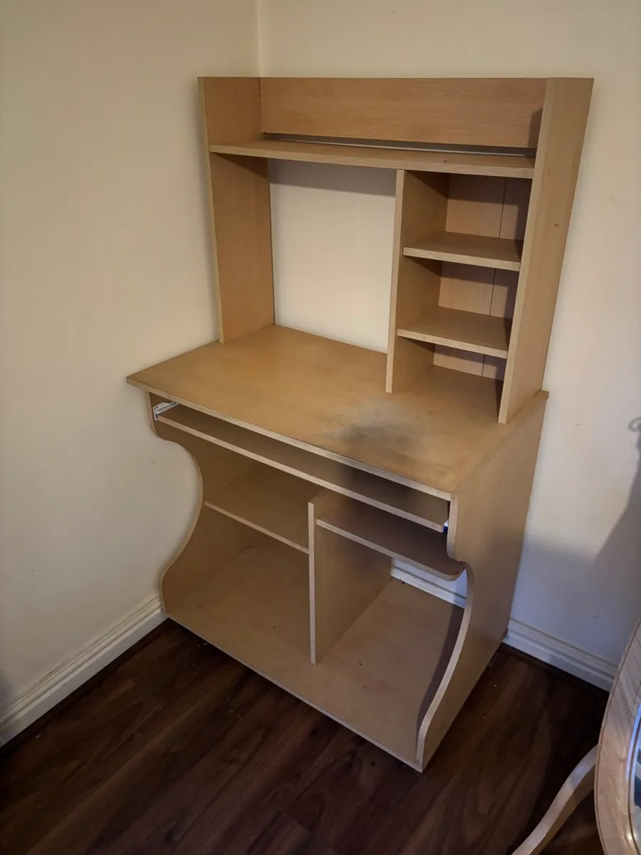 Computer desk - Image 1