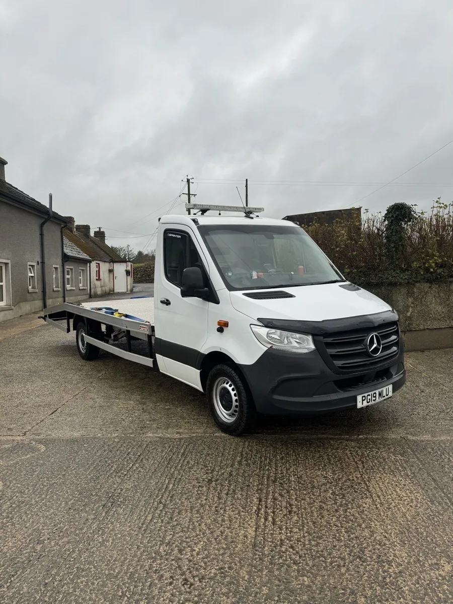 Spinter recovey truck - Image 1