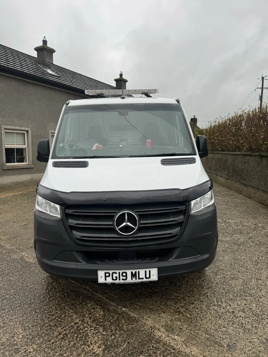 Spinter recovey truck - Image 2