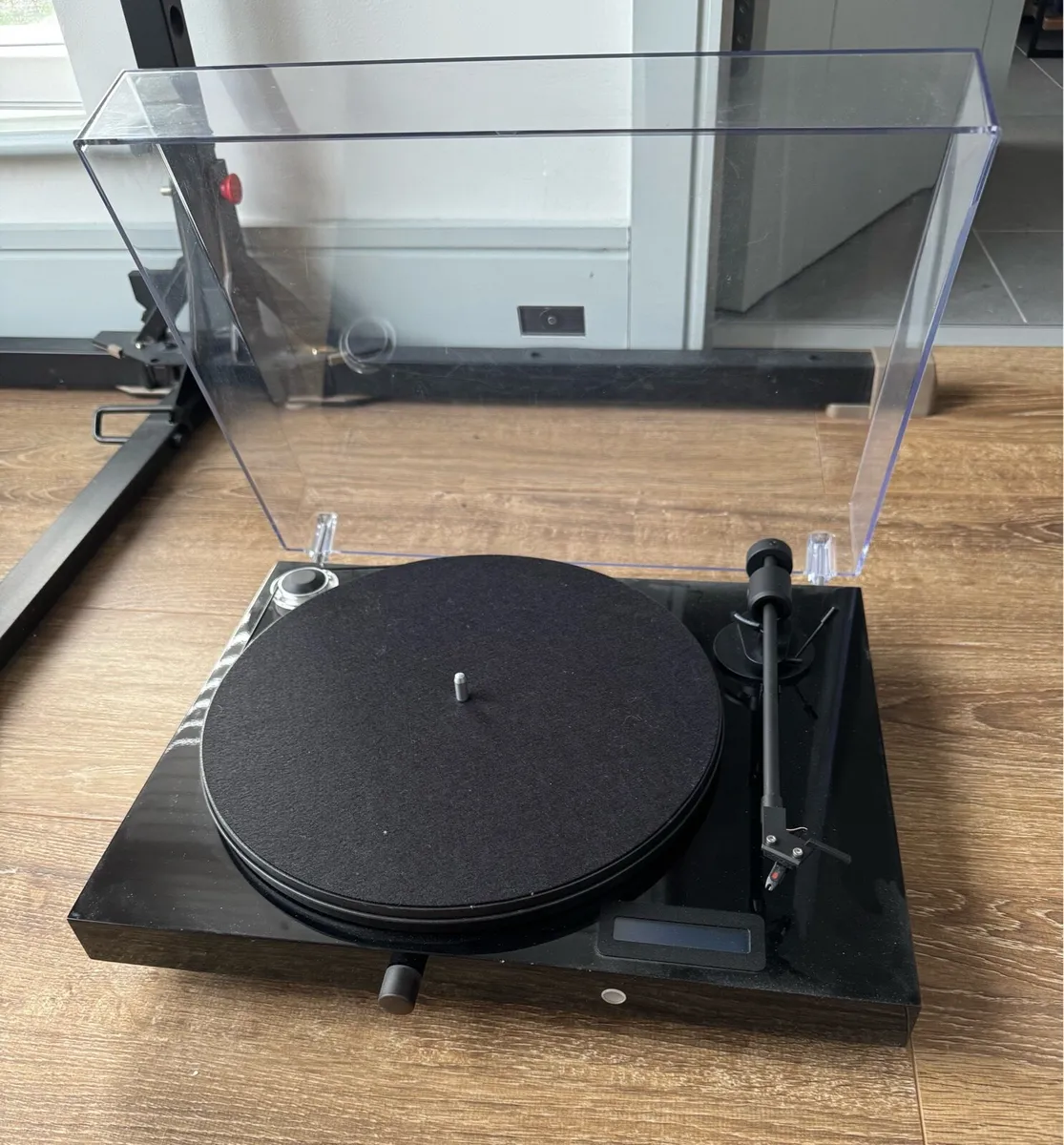 Pro-Ject Jukebox E Turntable / integrated amp - Image 1