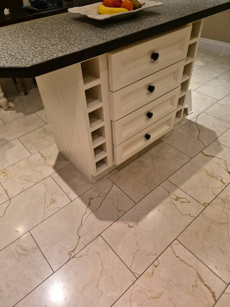 Kitchen units - Image 1