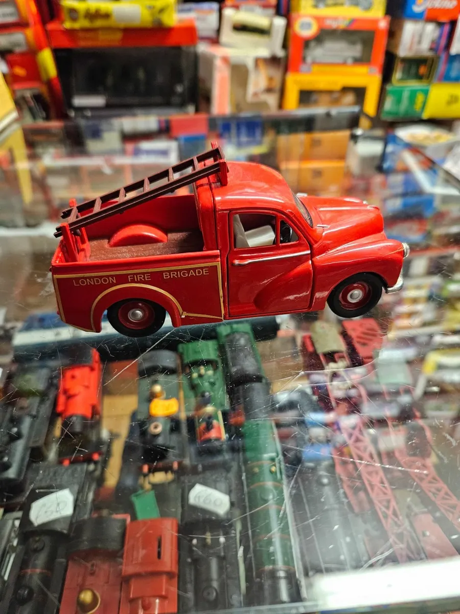 Corgi Saico Morris Minor Fire Engine - Image 2