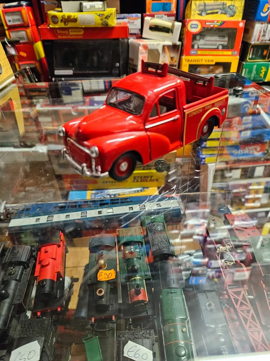 Corgi Saico Morris Minor Fire Engine - Image 3