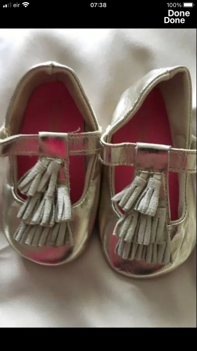 Girls gold shies size 18 €3 - Image 2