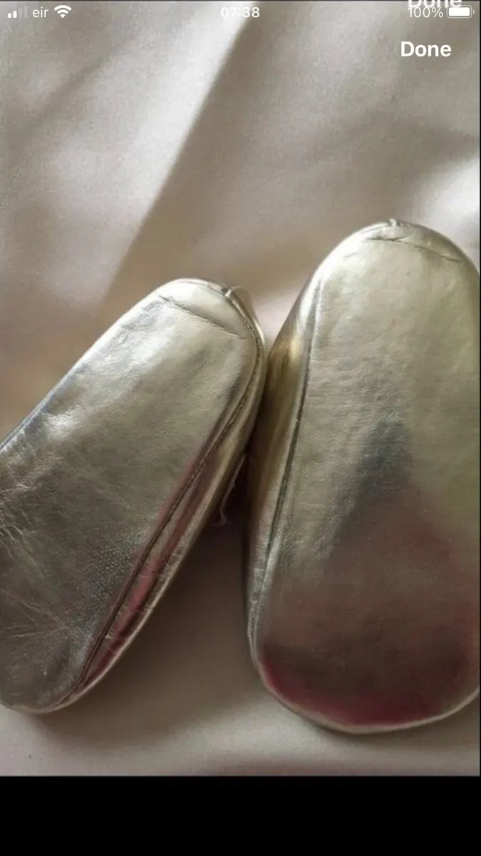 Girls gold shies size 18 €3 - Image 3