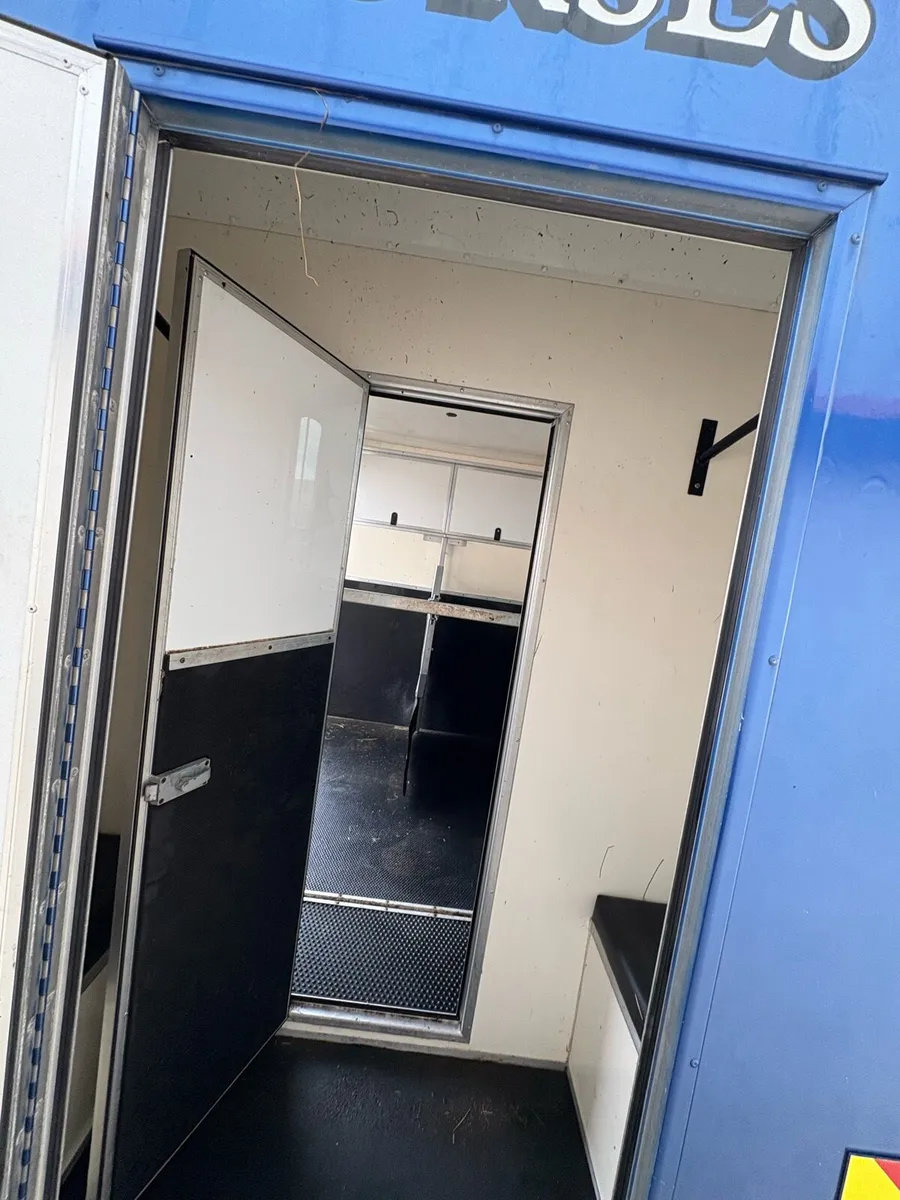 2009 Horse lorry one year’s test and tax - Image 4