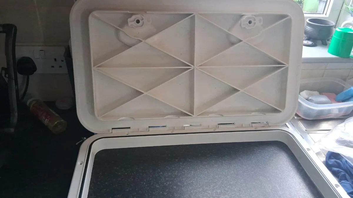 Boat locking hatch - Image 2
