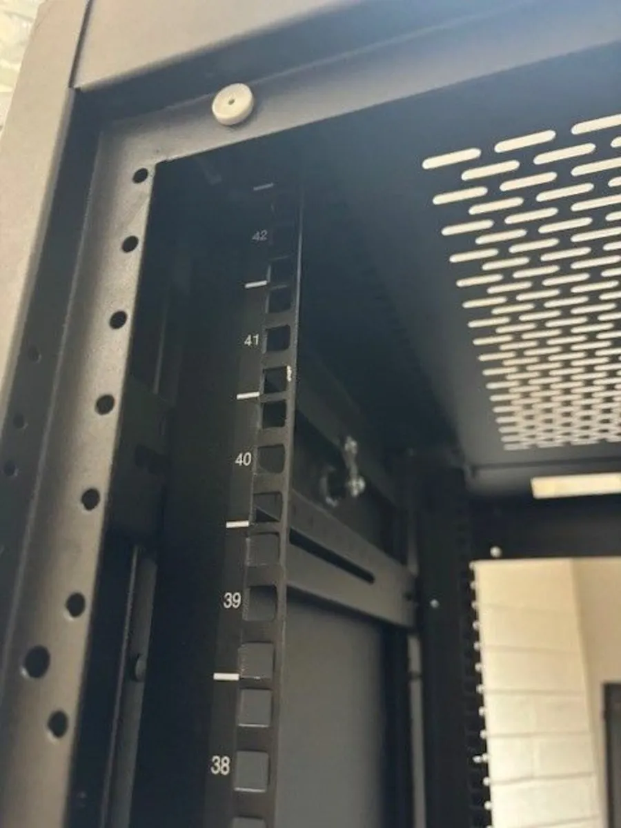 Server rack - Image 2