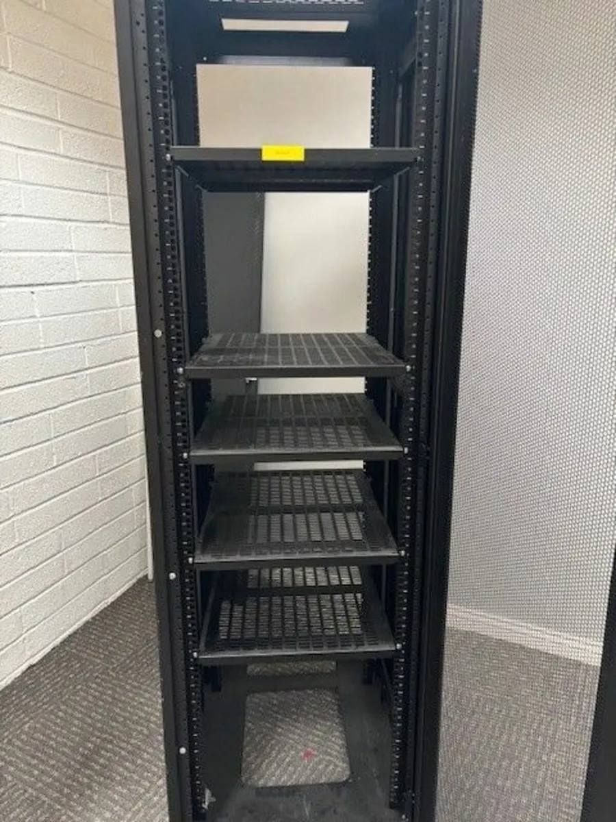 Server rack - Image 3