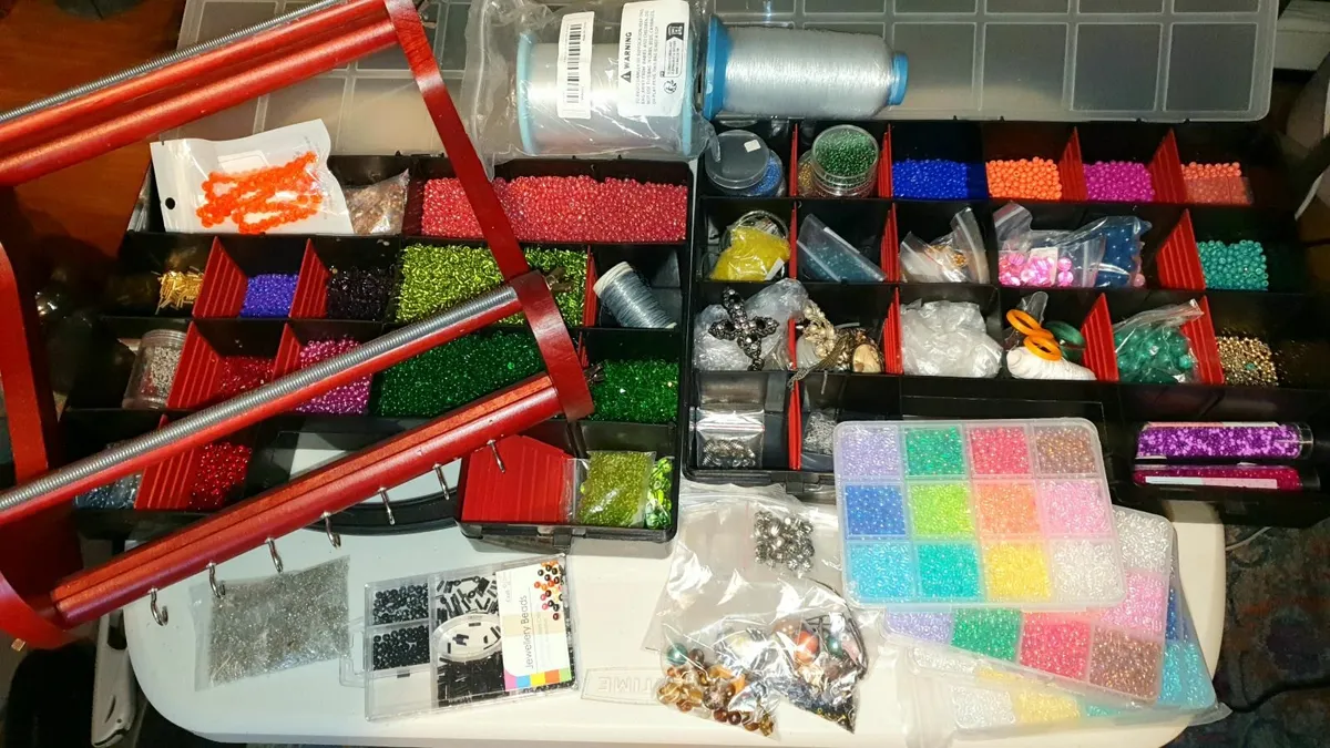 Twenty kg Jewellery-Making Beads (Mostly Glass) wi - Image 1