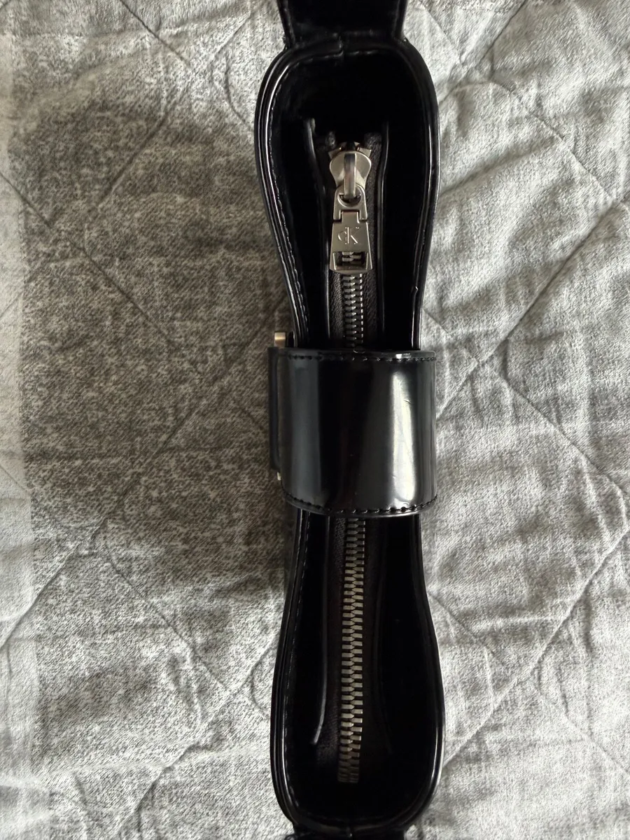 Calvin Klein Jeans shoulder bag in black - Image 2