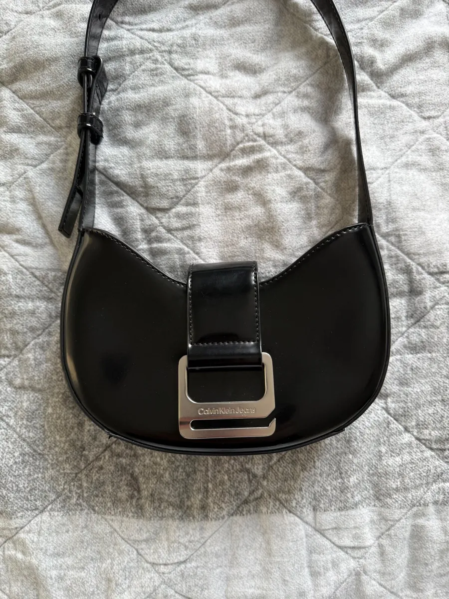 Calvin Klein Jeans shoulder bag in black - Image 3