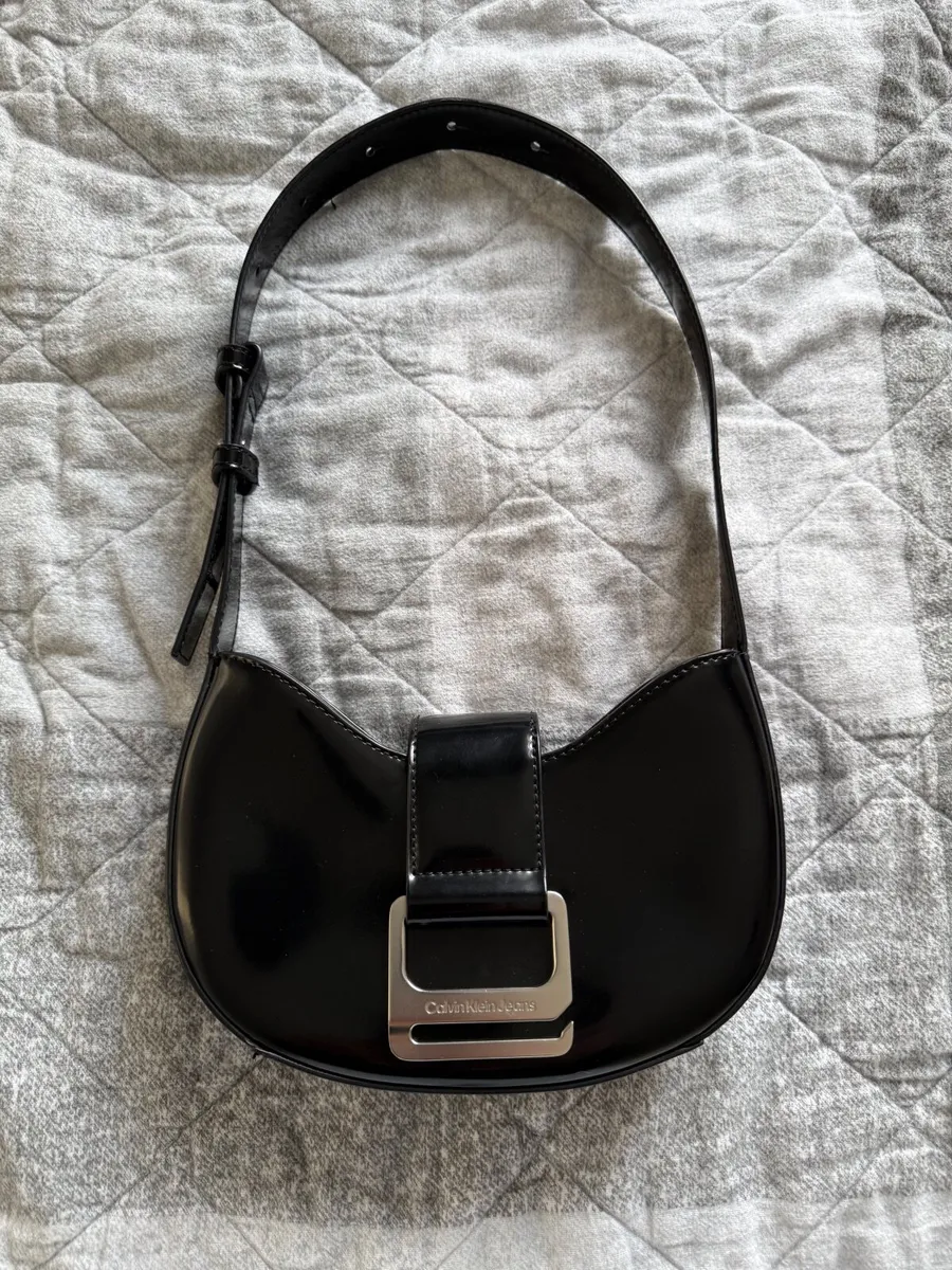 Calvin Klein Jeans shoulder bag in black - Image 1