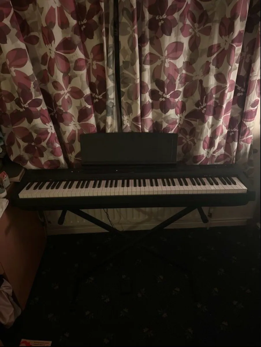 Yamaha P125 (black) + Stand + Piano Bag - Image 1