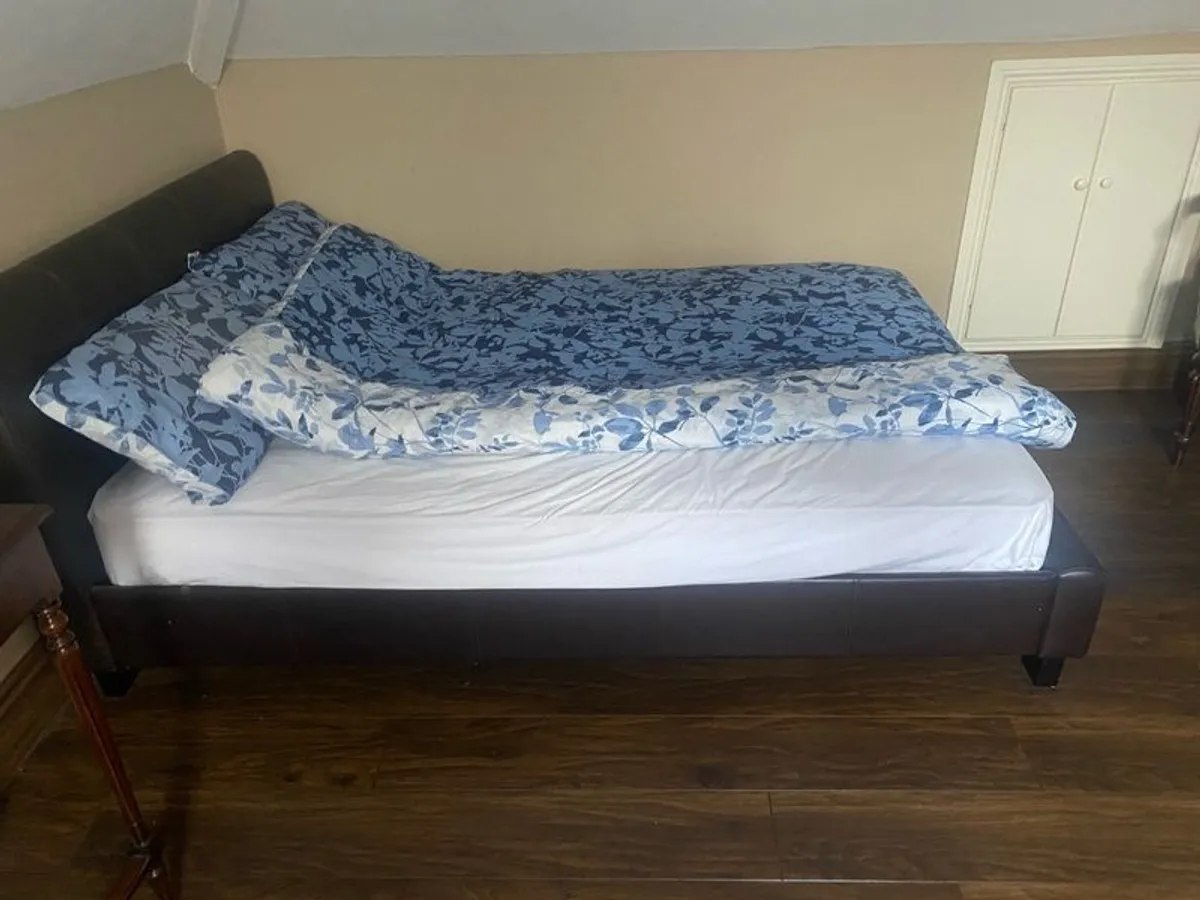 Double and single beds - Image 2