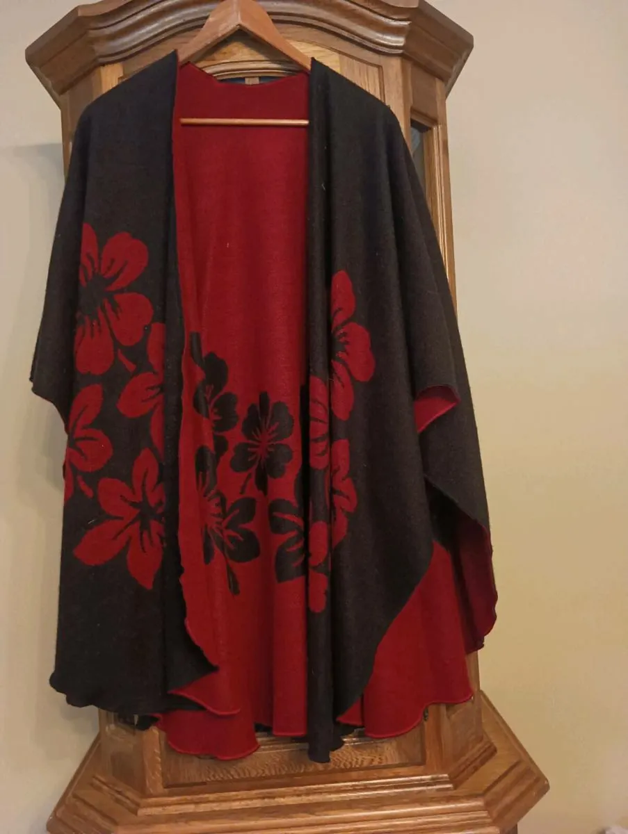 Beautiful double sided cape like new, - Image 1