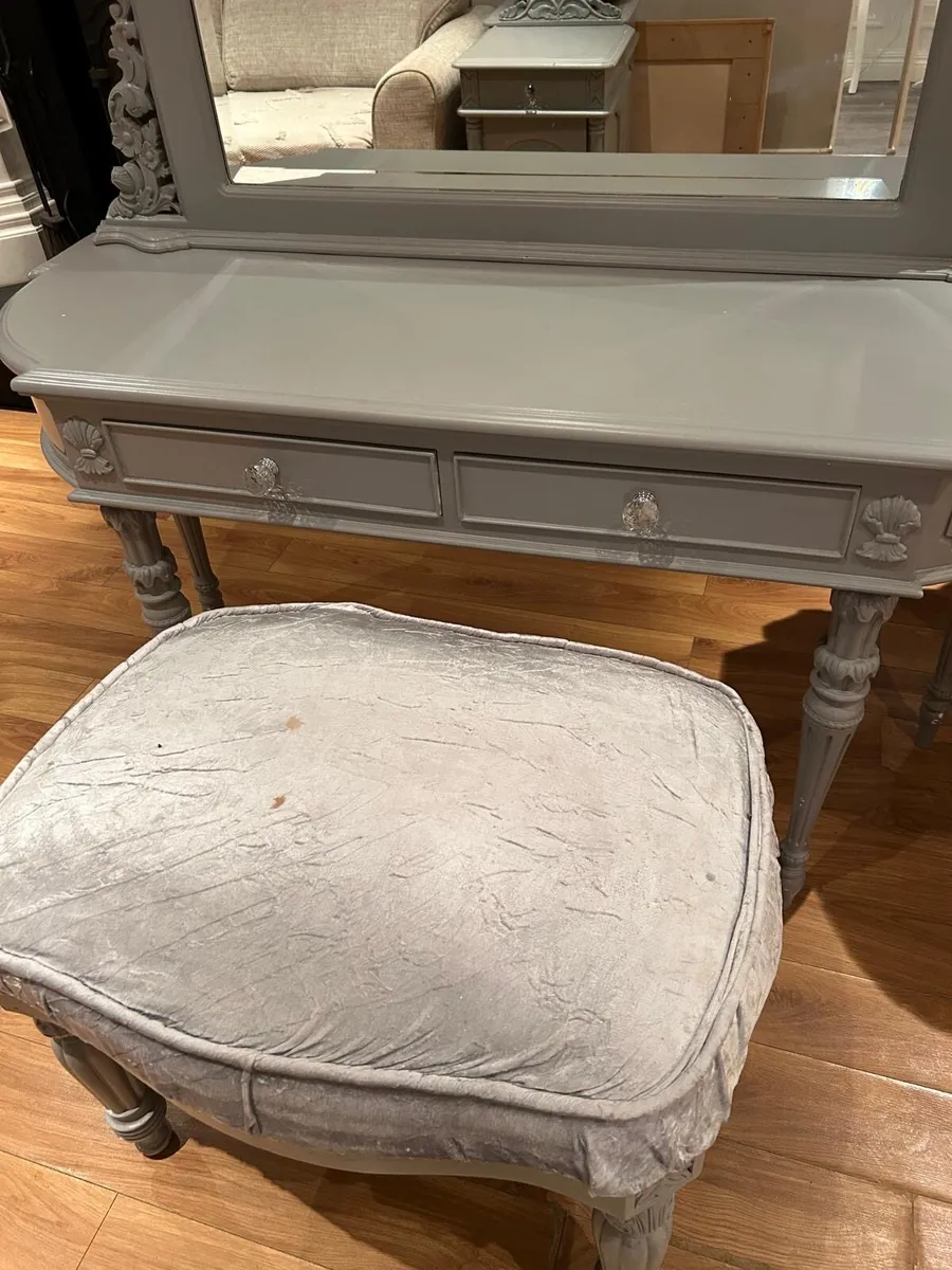 Lockers & dressing table - Image 2