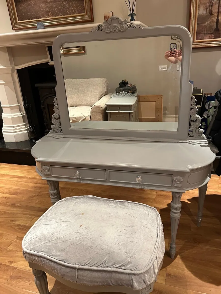 Lockers & dressing table - Image 1