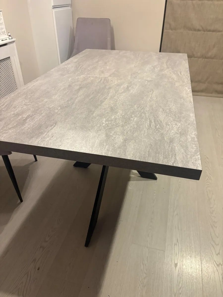Extending dining table - Image 1