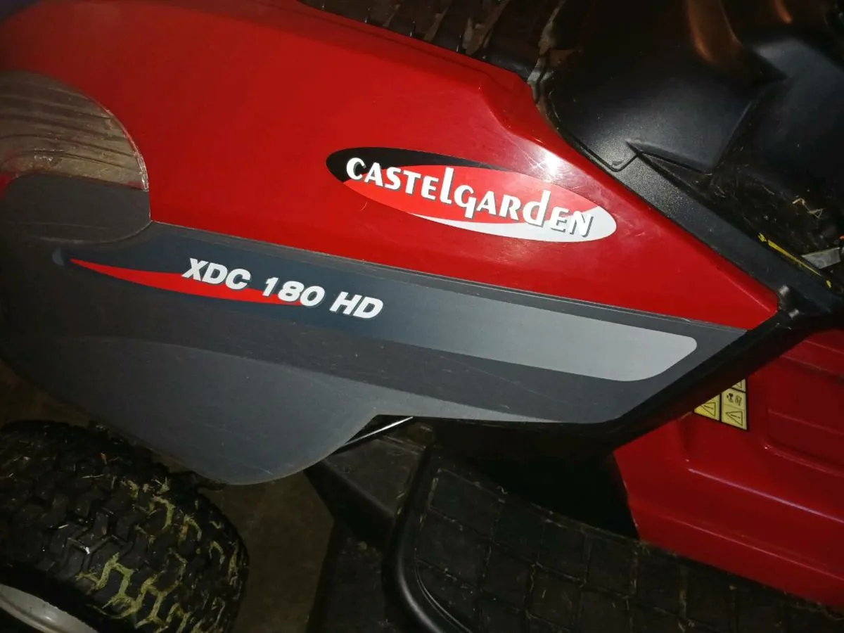 Ride on lawnmower - Image 1