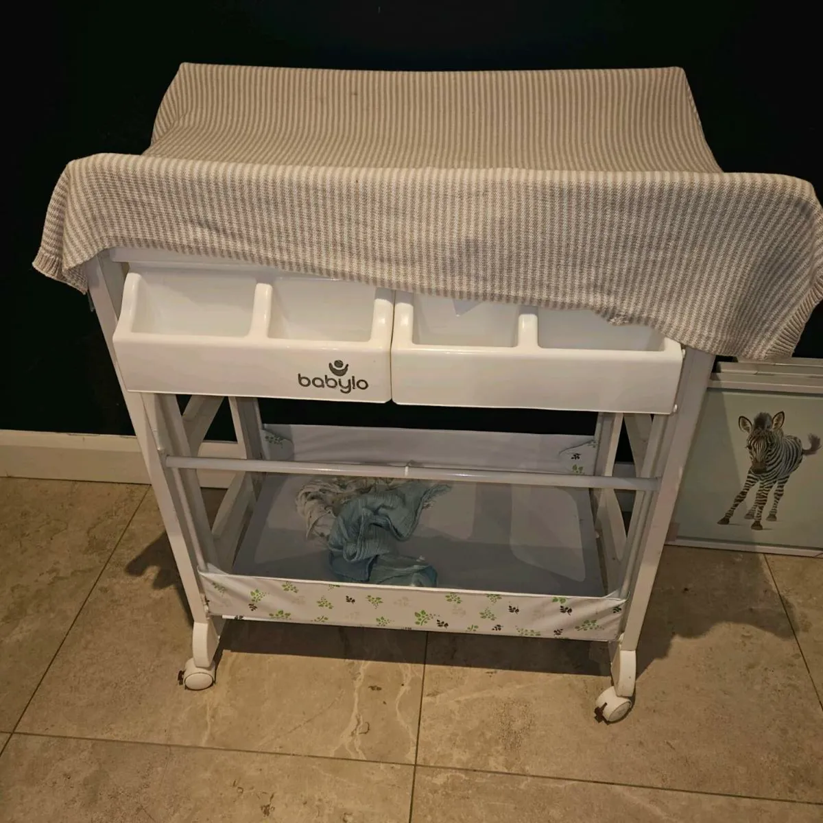 Changing unit and bath - Image 3