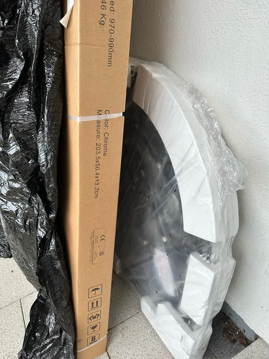 Enclosed shower and tray - Image 2